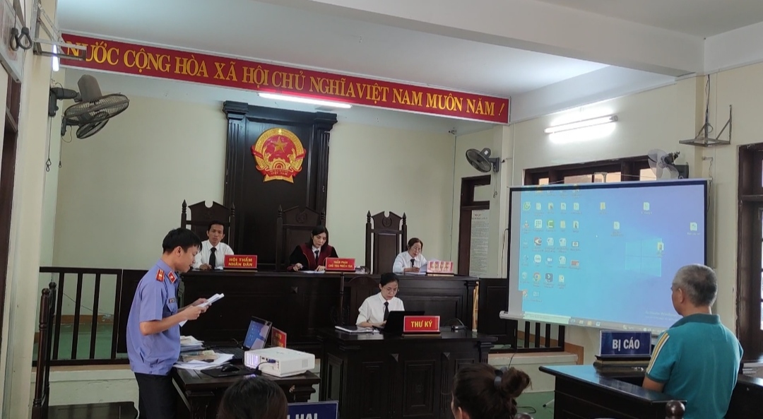Phiên tòa rút kinh nghiệm kết hợp trình chiếu tài liệu chứng cứ tại huyện Quế Sơn