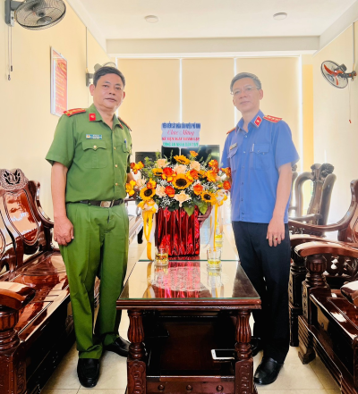 Lãnh đạo VKSND huyện Phú Ninh chúc mừng Công an huyện nhân kỷ niệm 78 năm ngày truyền thống lực lượng Công an nhân dân
