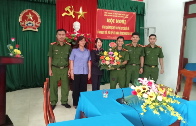 Cơ quan Cảnh sát điều tra Công an huyện Tây Giang đến thăm và tặng hoa nhân ngày Phụ nữ Việt Nam 20/10
