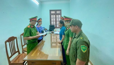 Kiểm sát viên kiểm sát việc thi hành Lệnh bắt bị can để tạm giam của Cơ quan Cảnh sát điều tra Công an huyện Phước Sơn