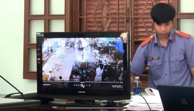 Viện kiểm sát nhân dân huyện Đông Giang thực hiện trình chiếu chứng cứ  tại phiên tòa xét xử sơ thẩm vụ án hình sự