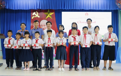Viện kiểm sát nhân dân thành phố Hội An và Viện kiểm sát nhân dân huyện Duy Xuyên phối hợp tổ chức chương trình trao quà cho học sinh có hoàn cảnh khó khăn nhân Ngày Quốc tế Thiếu nhi