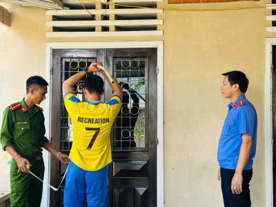 Kiểm sát viên VKSND thị xã Điện Bàn tham gia thực nghiệm điều tra vụ án “cố ý gây thương tích” trên địa bàn thị xã
