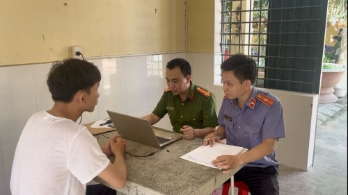 Kiểm sát viên Viện kiểm sát nhân dân huyện Đại Lộc lấy lời khai người bị tạm giữ hình sự