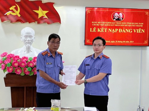 Chi bộ VKSND huyện Núi Thành kết nạp Đảng viên mới