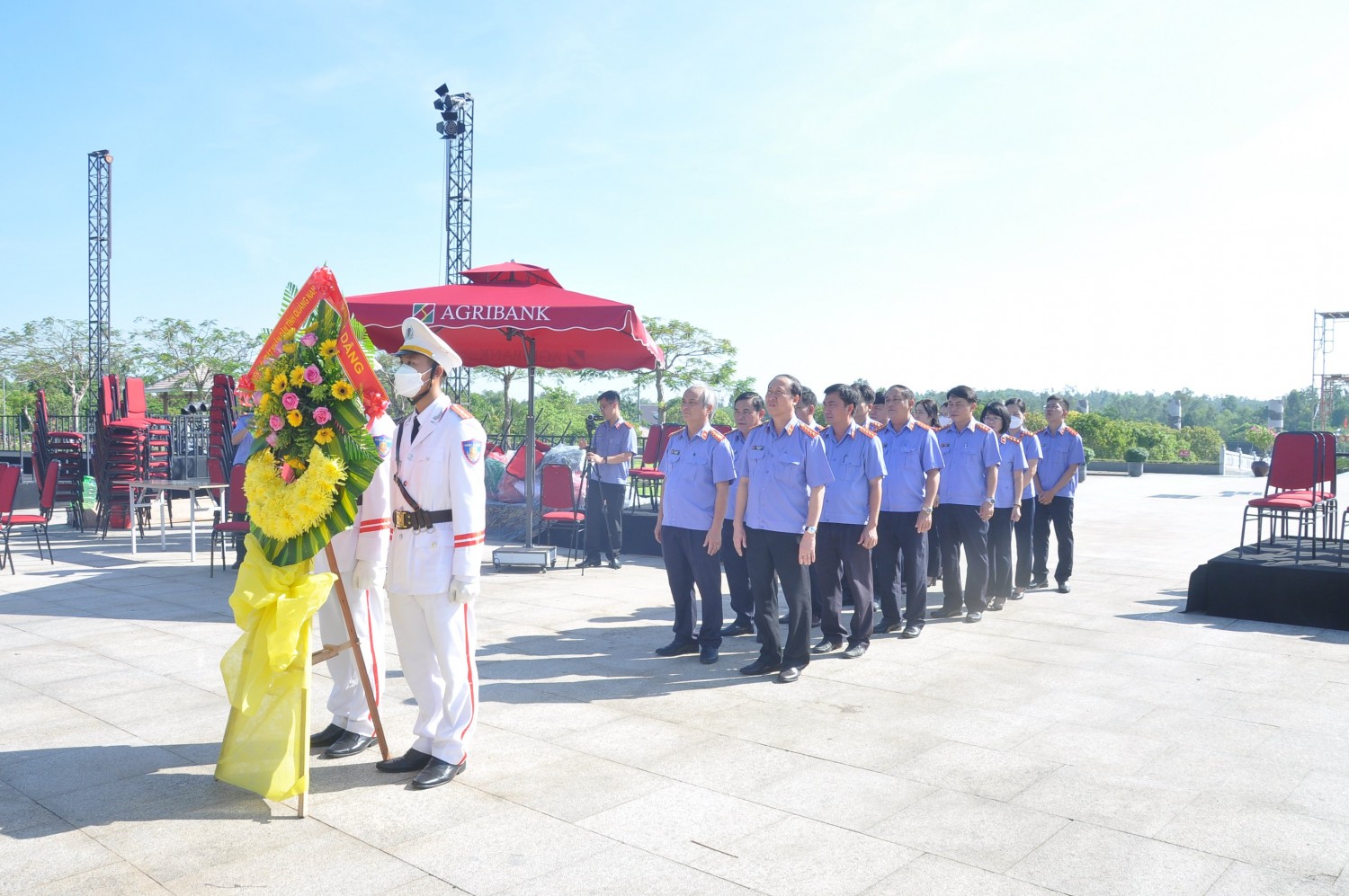 VKSND tỉnh Quảng Nam thăm, tặng quà Mẹ Việt Nam anh hùng, Mẹ là vợ liệt sỹ và viếng hương liệt sỹ là thân nhân công chức, người lao động