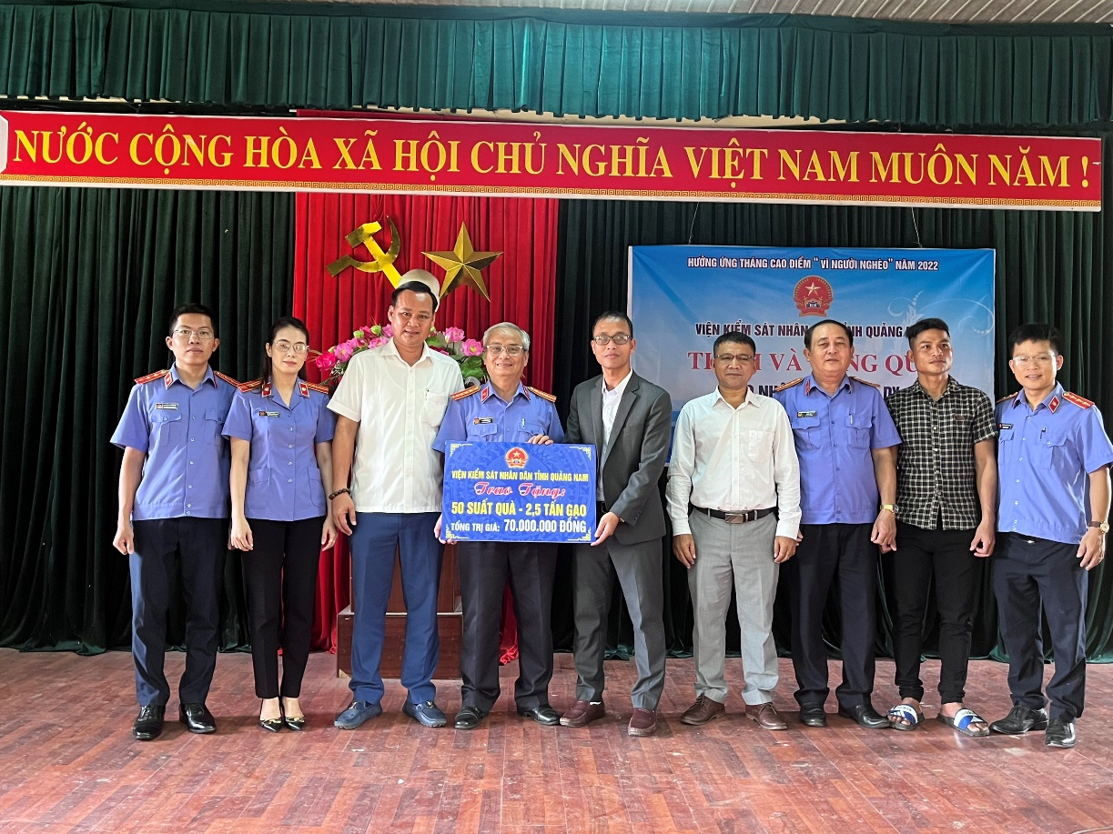 VKSND tỉnh Quảng Nam thăm và tặng quà cho bà con tại xã kết nghĩa Cà Dy, huyện Nam Giang