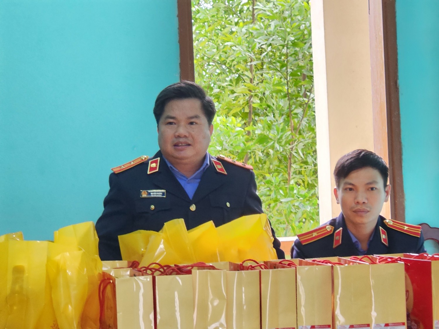 VKSND huyện Quế Sơn, tỉnh Quảng Nam thăm, tặng quà  và chúc tết các hộ nghèo tại xã Quế Phong nhân dịp tết Nguyên đán 2023
